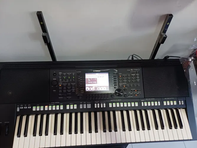 Teclado yamaha psr S750 seminovo ja programado.