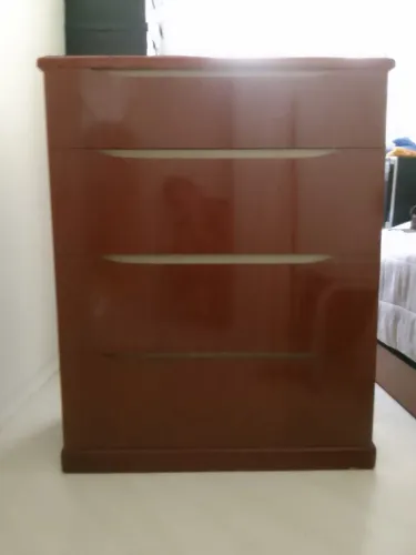 Cômoda com 4 gavetas 