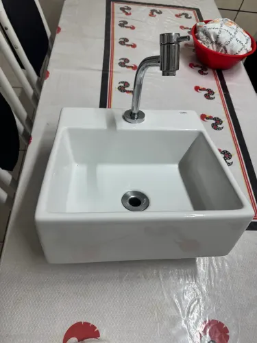 Lavatório para banheiro Deca com torneira