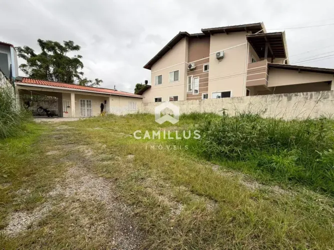 Casa de 2 Dormitórios, 360 m2 Financiável Carianos - Florianópolis