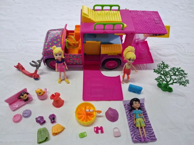 Polly com Trailer ...3 bonecas e vários acessórios em ótimo estado 