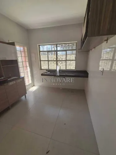 Casa comercial para alugar no Planalto, com 04 quartos e 05 banheiros,