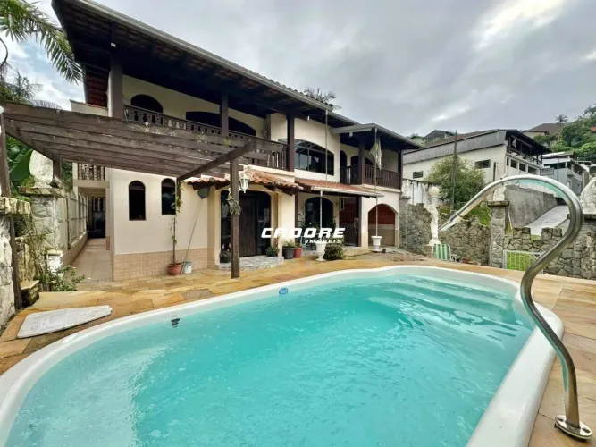 Casa com dois pavimentos à venda no Bairro Garcia I Cadore Imóveis