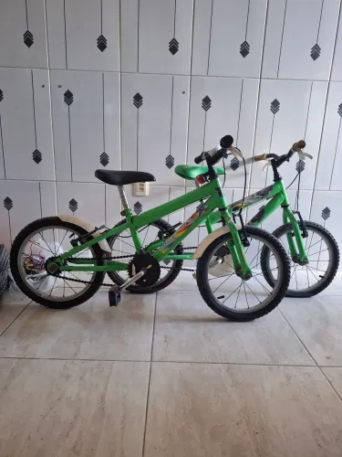 Duas Bicicletas Infantis Aro 16 Estilo BMX e MTB: Diversão e Aventura Garantidas.