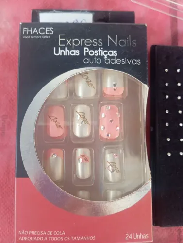Unha postiça e piercing