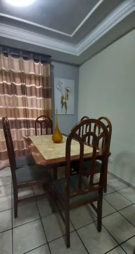 Mesa de madeira com tampo de mármore + 6 cadeiras de madeira maciça 