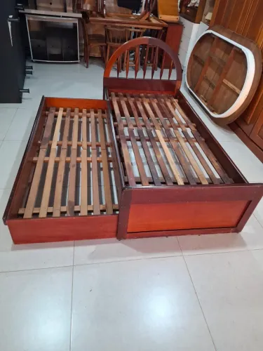 Cama de solteiro em madeira maciça com auxiliar