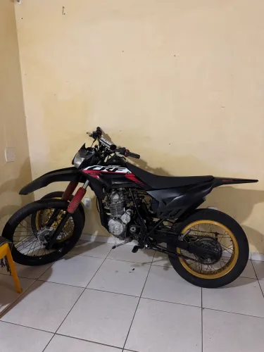 XR 200 com carenagem de CRF.