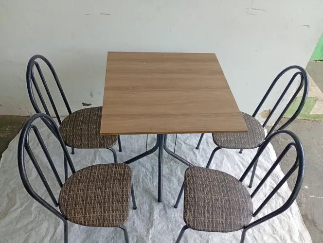Mesa pequena nova 4 lugares 