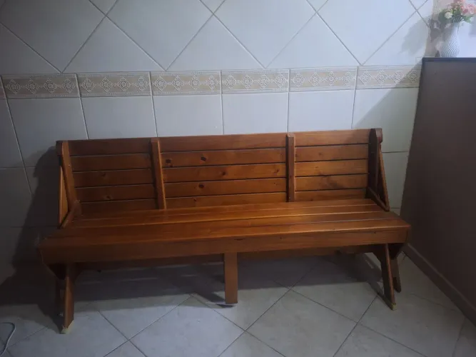 Banco de jardim que vira mesa