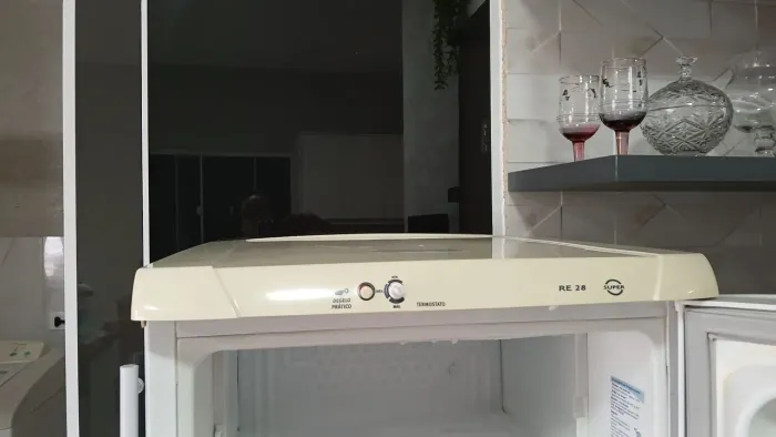 Geladeira 240 litros em perfeito estado de conservação. 500.00