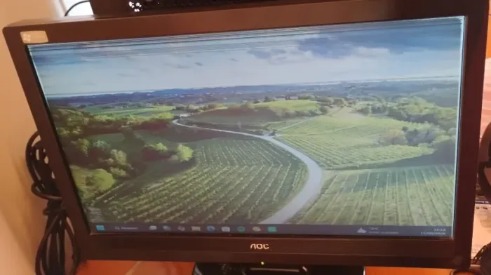 Monitor AOC 15,6 com linhas no display