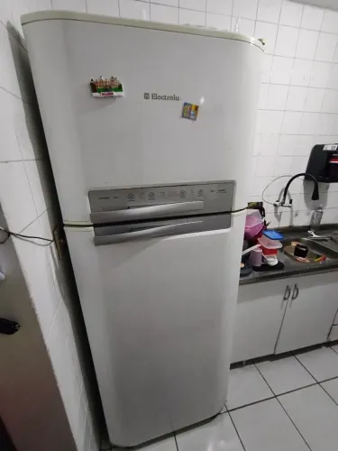 Geladeira Electrolux DF 50 usada em bom estado e funcionando