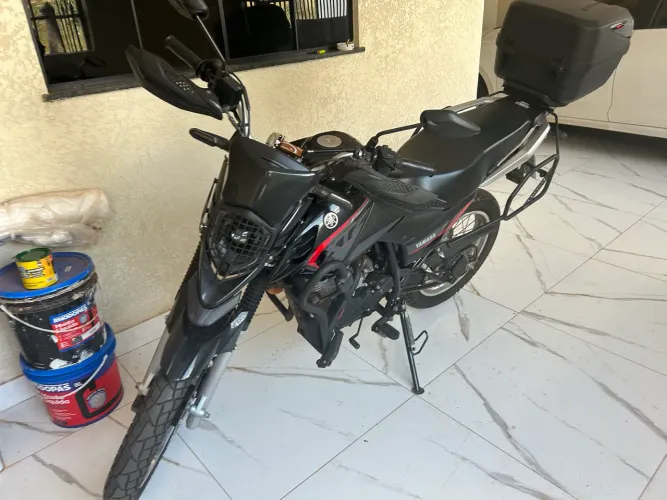 Crosser 150 com acessórios e báu.