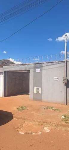 Aluga-se casa com 2 quartos!! Em frente a parada de ônibus!!