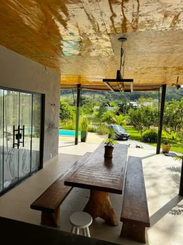 Seu Refúgio na Natureza | Casa Duplex com Piscina, Lago e Vista para as Montanhas em Canta