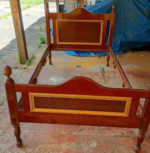 Cama solteirão de madeira