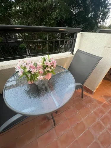 Conjunto Bistrô Varanda - Mesa Redonda de Vidro + 2 Cadeiras