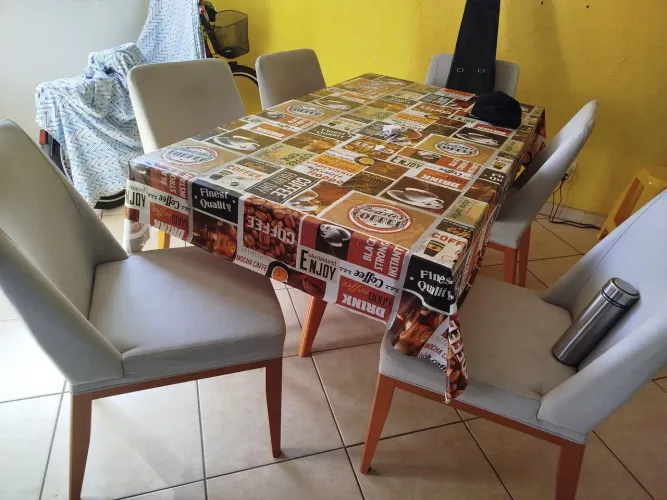 Mesa em madeira com 6 cadeiras e tampo de vidro. 1,60 X 90