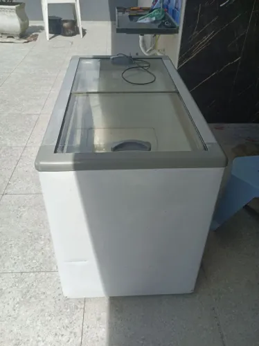 Freezer duas portas de vidro 