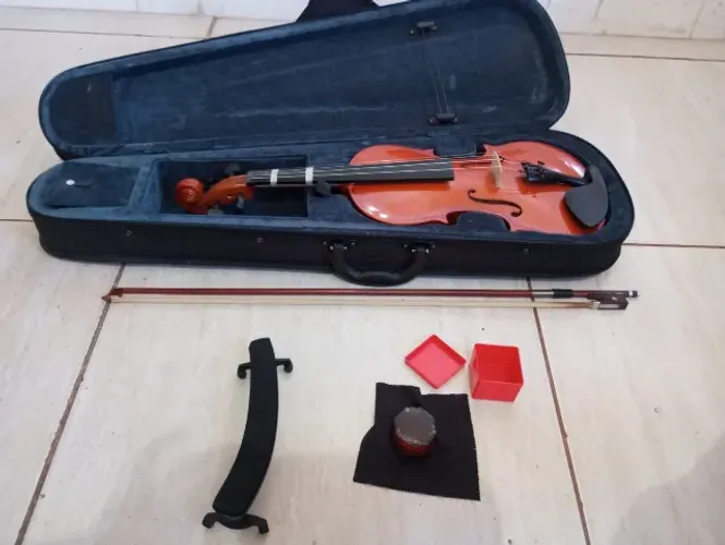VENDE-SE UM VIOLINO
