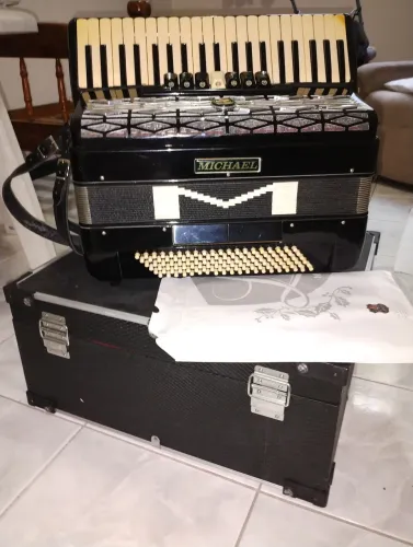 Vendo acordeon Michael, 120 baixos, muito novo
