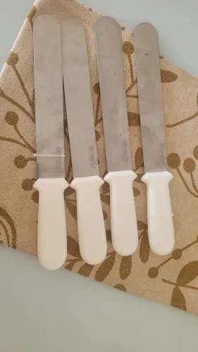 Itens de confeitaria 4 espátulas e 2 tapetes  de silicone. 