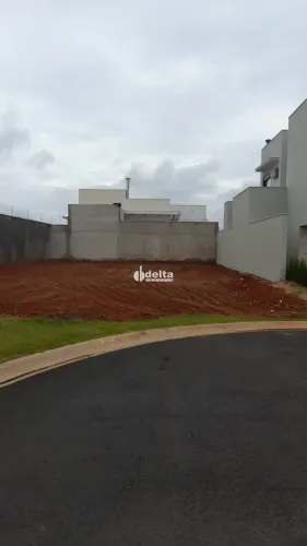 Terreno em condomínio disponível para venda no bairro Novo Mundo em Uberlandia-MG