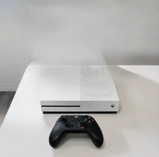 Xbox One S All digital 1 TB +45 Jogos | GTA V, UFC, Fc26 e Muito Mais!