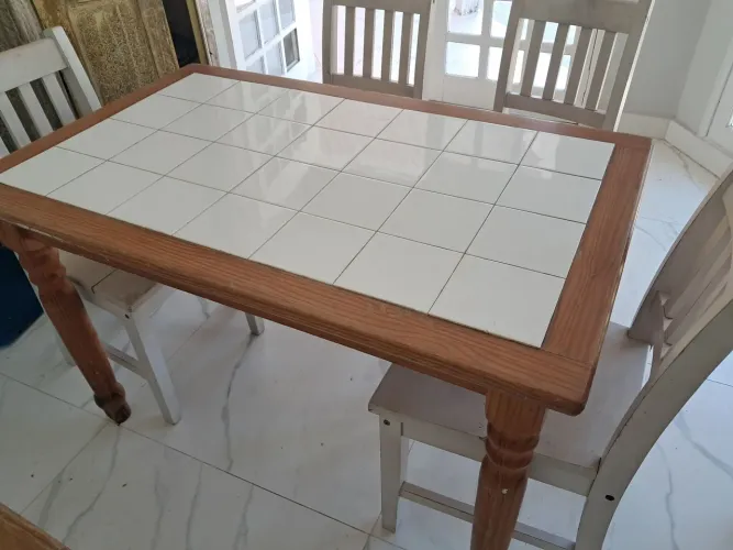 Vendo mesa para área gourmet com detalhe em azulejo. Madeira maciça com 4 cadeiras