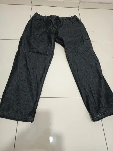 Calça jeans com manta