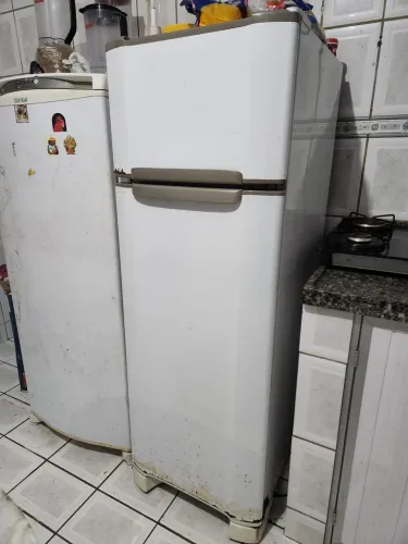 Geladeira excelente estado, manchas que estão é pq esta suja