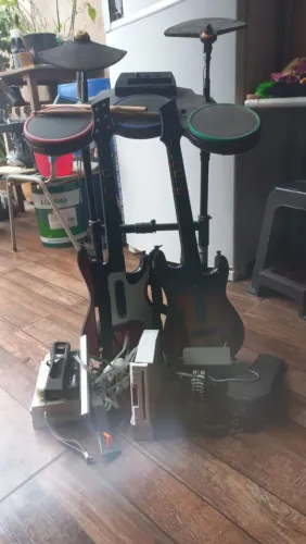 Vendo um nintendo will completo com duas guitarras bateria