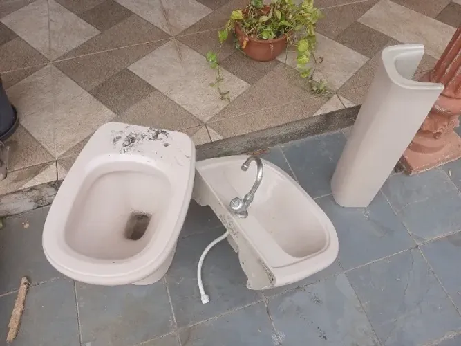 vaso sanitário e pia...  janela de sala e quarto