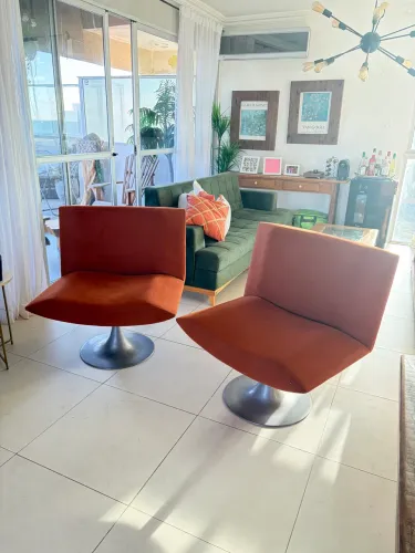 Par de poltronas giratórias cor terracota
