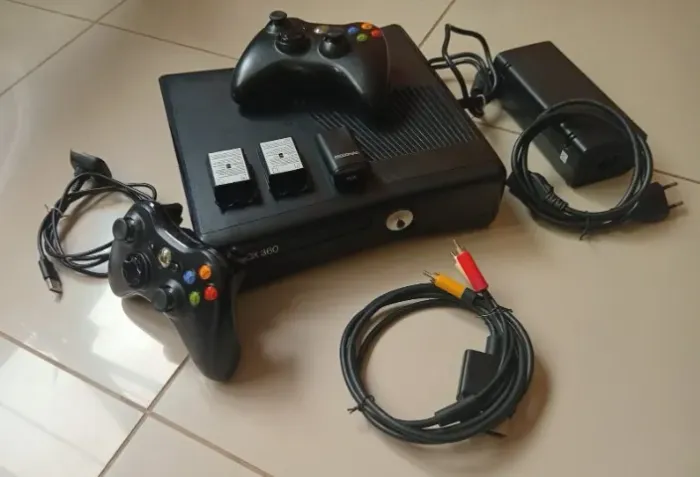 Xbox 360 Slim Desbloqueado + 2 Controles + 56 Jogos - Completo