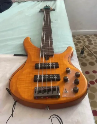 Baixo Yamaha 605