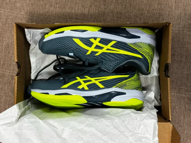 Vendo tênis Asics Solution Speed FF, número 38, nunca utilizado, R$ 650,00