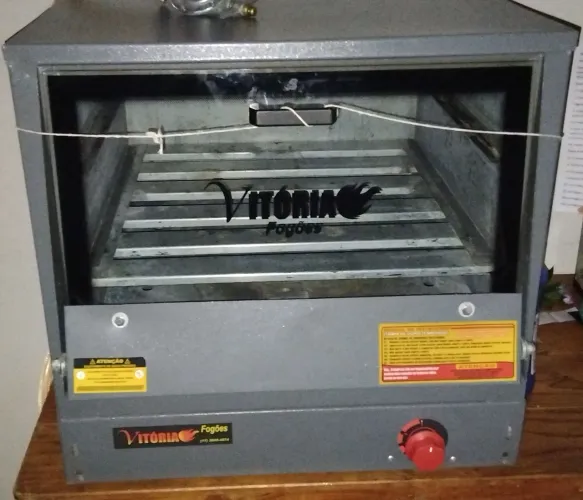 Forno a gás de baixa Pressão da Marca Vitória 75L, foi usado apenas 4 vezes está impecavel