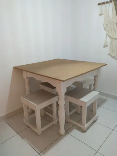 Vendo mesa de madeira em Angelin, tampão em mdf 10mm, 4 bancos de pinus