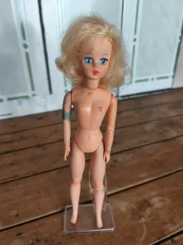 Boneca antiga Susi faz pose