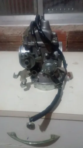 Carburador da moto Falcon.