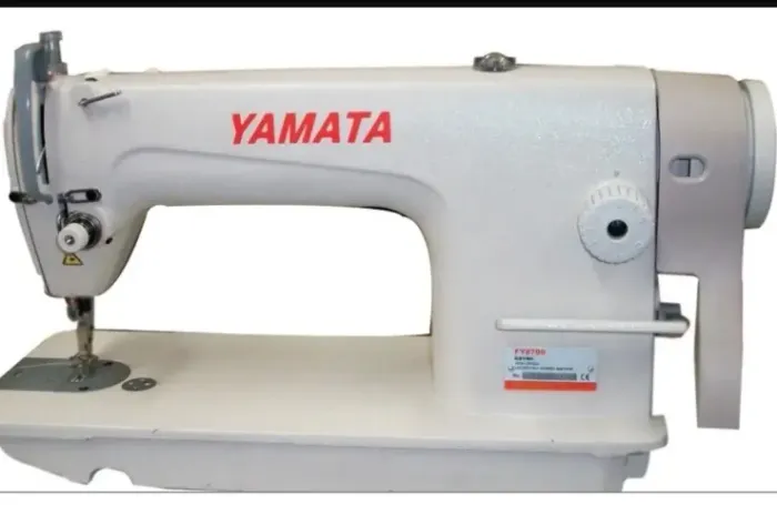 Máquina de Costura Reta Industrial Yamata FY8500 Mecânica para Todos os Tecidos Com Mesa