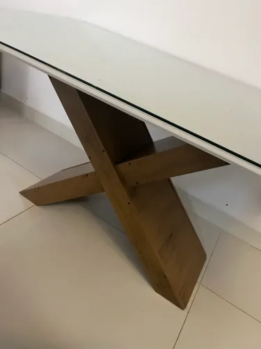 Mesa de jantar 1,60 x 0,90 m com base de madeira - moderna e elegante