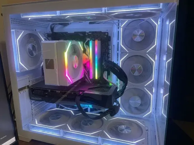PC Gamer Aquário Ryzen 7 5700X + RX 7600 + 16GB RAM + 10 Fans ARGB