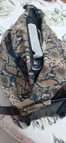 BOLSA MALA, COM RODINHAS.