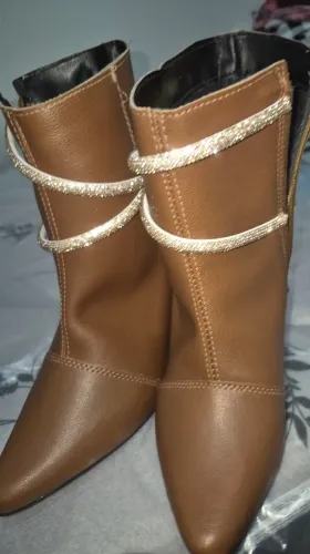 Bota nova nunca usada cor caramelo  número 34 cano curto 