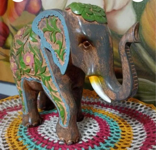 Elefante indiano em resina mede 24cm e 18cm de altura