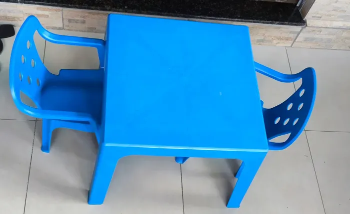 Mesa infantil com cadeiras