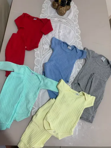 Vendo lote de roupa de bebê 1 mes à 3 meses roupas boas 30 peças